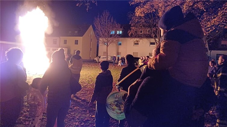 Am Martinsfeuer angekommen, erhielten die Kinder die heißbegehrten Zuckerwecken und warmen Kindertee. 
