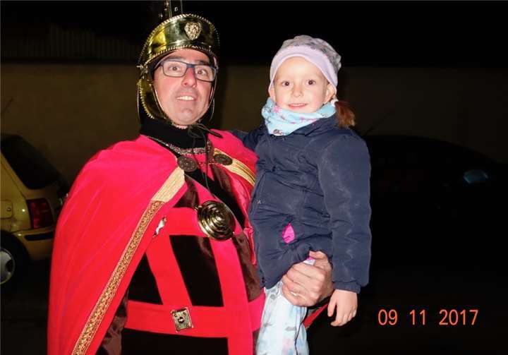 Am Martinsfeuer wurde den Kindern die Geschichte vom Heiligen Sankt Martin vorgespielt. Männerverein St. Martin Heimerzheim