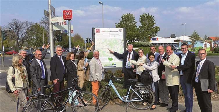 Am Meckenheimer Bahnhof schauten sich die Vertreter der Kommunen und Institutionen den Knotenpunkt 85 an, nach dem sich die Radfahrer jetzt einfach orientieren können.WM