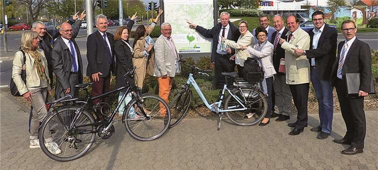 Am Meckenheimer Bahnhof schauten sich die Vertreter der Kommunen und Institutionen den Knotenpunkt 85 an, nach dem sich die Radfahrer jetzt einfach orientieren können.WM