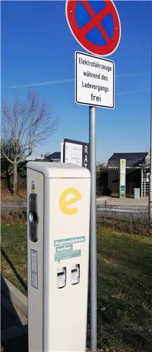 Am Meckenheimer Rathaus stehen bereits Ladesäulen für Elektroautos. Foto: privat