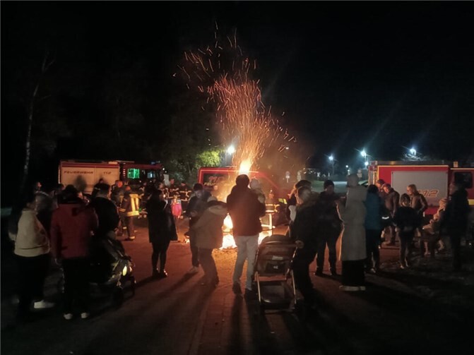 Am Mehrgenerationenplatz erstrahlte das Martinsfeuer die Nacht.  Foto: Rebecca Eckart