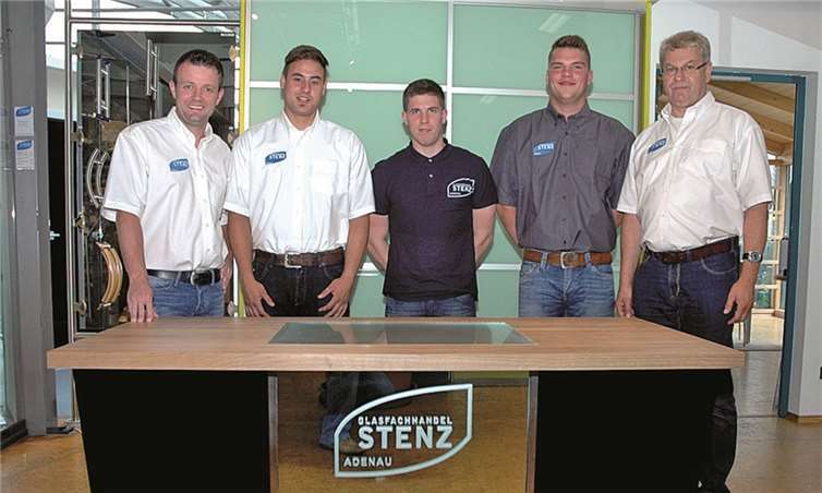 Am Meisterstück von Marius Stenz v.li. Andreas Schüssler, Marius Stenz, Christopher Theisen, Kevin Arenz und Betriebsinhaber Fred StenzUM