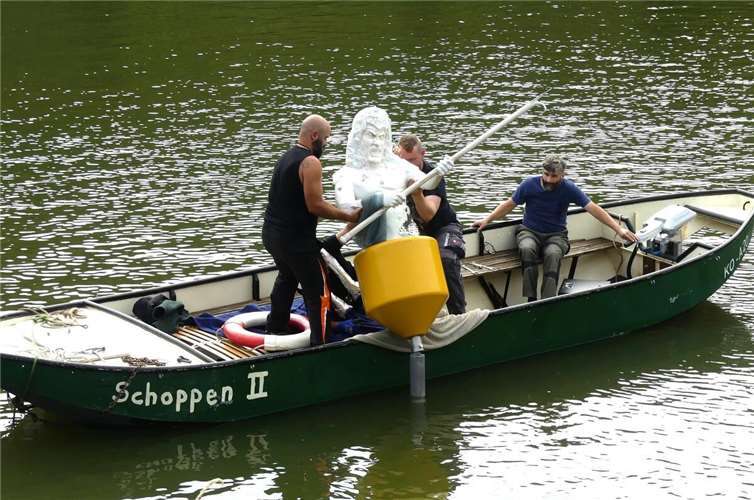 Am Mesenicher Moselufer wurde kürzlich der sagenumwobene „Hoogemaan“ als schwimmende Boje im Fluss verankert. Fotos: TE