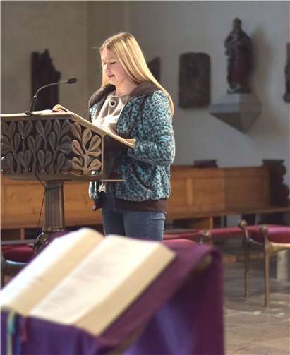 Am Mikrofon in der Kirche wird trainiert. Katholische Fachstelle für Jugendarbeit Westerwald/Rhein-Lahn