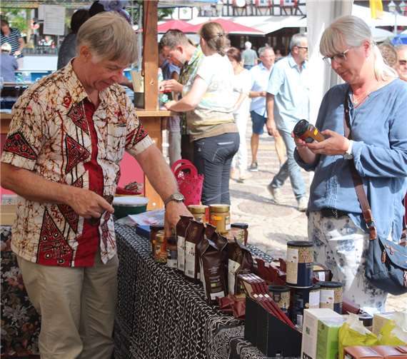 Am Missionsstand wurden Waren zugunsten zweier Hilfsprojekte in Burkina Faso und Bolivien verkauft. DU