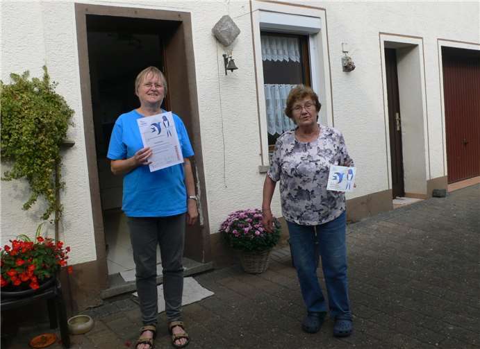 Am Mittwoch, 16. September 2020 waren Lucia Preilowski, Vorsitzende der NABU_Gruppe Rengsdorf und Vorstandsmitglied Andrea Weger in Meinborn und Anhausen unterwegs, um engagierte Schwalbenschützer/innen für ihren Einsatz zum Schutz unserer bedrohten Schwalben zu ehren.Fotos: NABU