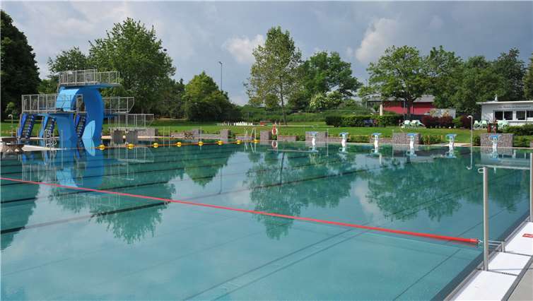 Am Mittwoch, 2. Juni, startet die Badesaison im Andernacher Freibad. Wegen der Corona-Pandemie gelten aber besondere Regeln. Beispielsweise können Tickets nur online gebucht werden.Foto: Stadt Andernach/Maurer