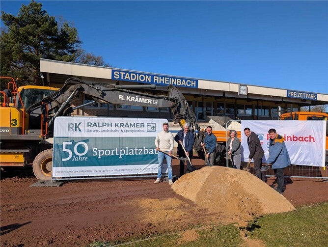 Am Mittwoch, 25. Februar, setzten Bürgermeister Dr. Daniel Phiesel, der Technische Beigeordnete Torsten Bölinger und die städtische Projektleiterin Cornelia Levermann gemeinsam mit Verantwortlichen des Planungsbüros Reepel Schirmer Landschaftsarchitektur GbR aus Düren sowie dem ausführenden Bauunternehmen Ralph Krämer GmbH, Köln den ersten symbolischen Spatenstich für die umfassende Sanierung des Rheinbacher Stadions.Foto: Stadt Rheinbach
