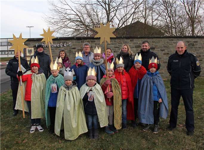 Am Mittwoch, dem 10. Januar 2024, brachten die Sternsinger dem Bundespolizeistandort in Swisttal-Heimerzheim ihren Segensspruch „Christus mansionem benedicat - Christus segne dieses Haus“ (20*C+M+B+24). Foto: privat