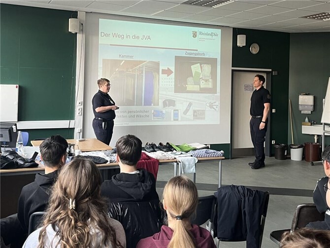 Am Mittwoch, dem 21. Januar 2026, besuchten vier Beamte der Justizvollzugsanstalt Wittlich das Kurfürst-Salentin-Gymnasium, um unter anderem den neunten Klassen einen Einblick in ihre Arbeit im Bereich des Justizvollzugs zu geben. Foto: privat