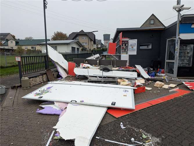 Am Mittwoch, dem 8. Oktober 2025, kam es gegen 8:10 Uhr zu einer Verpuffung an einem Imbisswagen in Höhn.Foto: Winkler TV