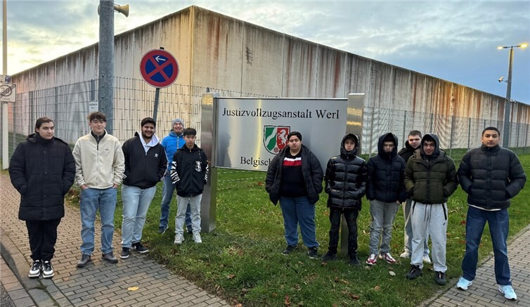 Am Mittwoch, den 19.11.2025, besuchten zehn Schüler der BBS Bad Neuenahr-Ahrweiler gemeinsam mit ihren Begleitpersonen Ingo Gorecki und Philipp Hamstengel die Justizvollzugsanstalt Werl, um einen realistischen und eindrucksvollen Einblick in den Strafvollzug zu erhalten. Foto: privat