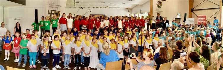 Am Mittwoch, den 21.05.25 fand das diesjährige „Schulchöre-Singen“ unter der Ägide des Kreis-Chorverbands Ahrweiler (KCV-AW) in der bis auf den letzten Platz gefüllten „Landskroner Festhalle“ in Heimersheim statt. Foto: privat