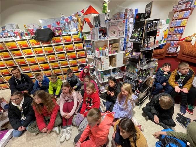 Am Mittwoch, den 26.04.23, besuchte die Klasse 4a der Gemeinschaftsgrundschule Meckenheim-Merl mit ihrer Klassenlehrerin Sabine Pflaumer und Schulsozialarbeiter Florian Maas die BuchSpielHandlung Pöppelheld in Meckenheims Altstadt. Foto: privat