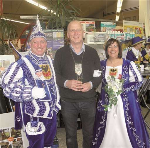Am Mittwoch vor Weiberfastnacht besuchte das Sinziger Prinzenpaar den Baumarkt.privat