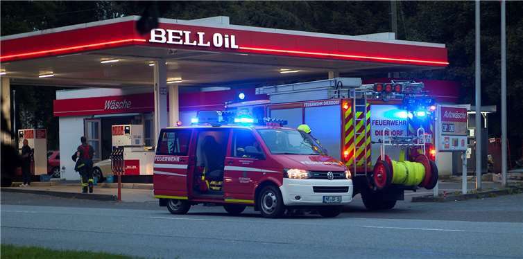 Am Mittwochabend wurde die Tankstelle abgesperrt und die Gaszapfsäule untersucht.Foto: Feuerwehr Puderbach