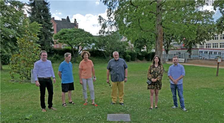 Am Montag, den 28.6.2021 fand die Einweihung der Gedenktafel für Dieter Klaus Klein im Kurpark Bad Breisig statt. Den Antrag hierzu hatte die SPD Stadtratsfraktion Bad Breisig am 14.12.2019 gestellt. Im Beisein der Ersten Beigeordneten der Stadt Bad Breisig, Beate Deres, und Marcel Caspers, dem Bürgermeister der Verbandsgemeinde Bad Breisig sowie weiteren Vertretern aller politischen Fraktionen fand eine kurze Gedenkminute an der neuen aus Stein gefertigten Tafel statt. Die Inschrift lautet: „Hier wurde Dieter-Klaus Klein am 31.7.1992 Opfer einer neonazistischen Gewalttat. Zur Erinnerung und Mahnung.Quelle: VG Bad Breisig