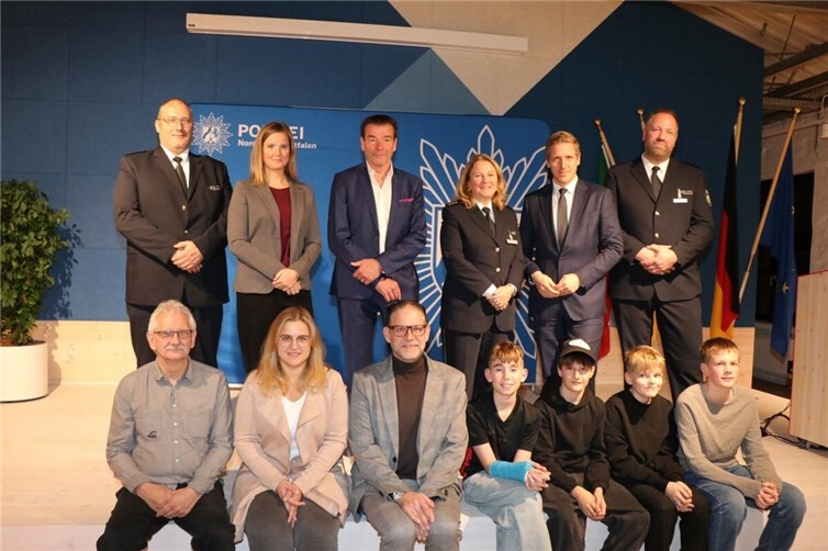 Mut, Menschlichkeit und Verantwortung  Am Montagabend (27.10.2025) verlieh die Kreispolizeibehörde Euskirchen in feierlichem Rahmen den Zivilcourage-Preis 2025 an zehn Bürgerinnen und Bürger, die durch ihr mutiges und vorbildliches Handeln in unterschiedlichen Situationen einen wichtigen Beitrag für Mitmenschlichkeit und öffentliche Sicherheit geleistet haben.Foto: Kreispolizeibehörde Euskirchen