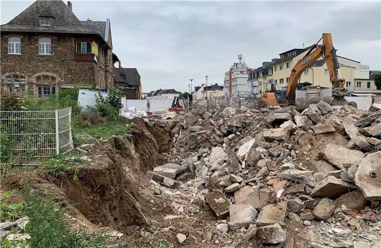 Am Montagmorgen rückten die Abrissbagger an. Foto: ROB