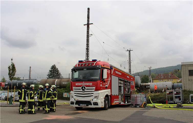 Am Montagvormittag waren noch über 80 Einsatzkräfte vor Ort, um die umgekippten Waggons leer zu pumpen. Fotos: Eva Dreiser/Stadtverwaltung Lahnstein
