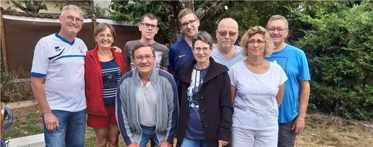 Am Morgen der Rückfahrt nach Ochtendung versammelten sich viele der langjährigen französisch-deutschen Freundinnen und Freunde zum Abschlussfoto.Foto: privat