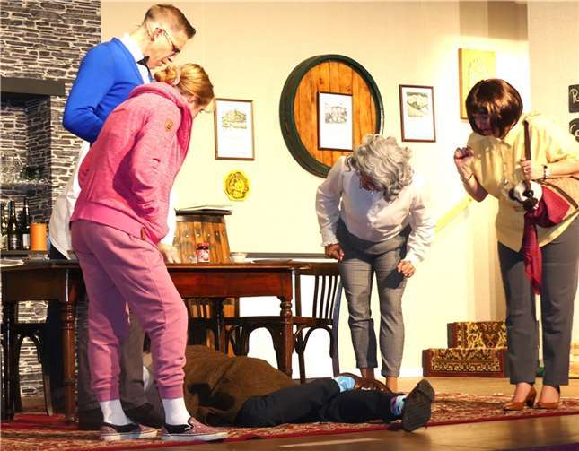 Am Morgen nach einer beschwingten Weinprobe treffen Hausgäste und Personal scheinbar auf eine männliche Leiche.