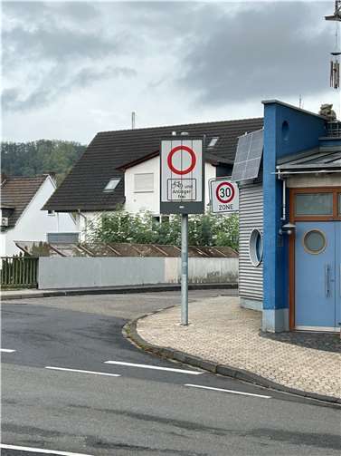 Am Moselweißer Bahnhof wurde eine Verkehrskontrolle durchgeführt, wo eine Durchfahrt lediglich für Anlieger gestattet ist und morgens zwischen 70 und 9 Uhr ein Verbot der Einfahrt herrscht. Quelle: SPD Ortsverein Koblenz-Moselweiß