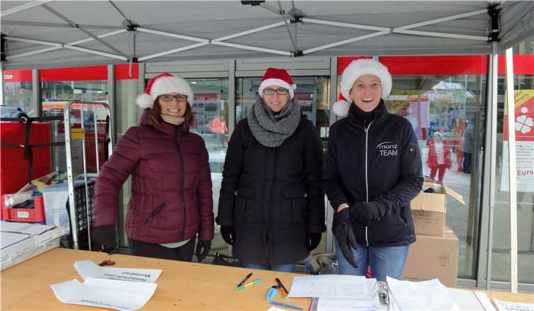 Am Münz-Infozelt standen die Helferinnenvor dem Lauf noch mit Rat und Tat zur Seite.