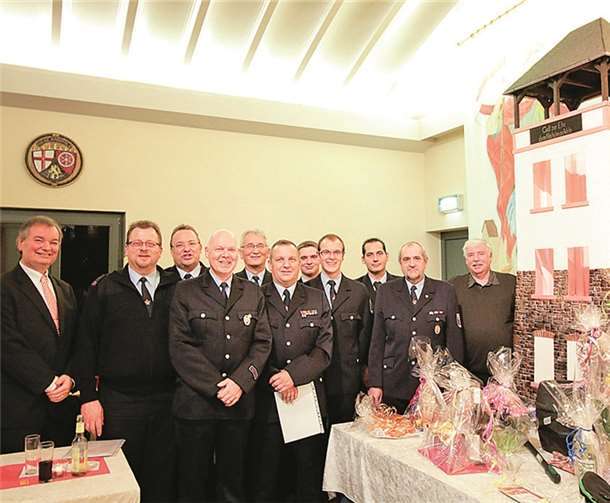 Am Nachbau des Steigerturms stellten sich die Beförderten und Geehrten mit der Wehrleitung auf. DL