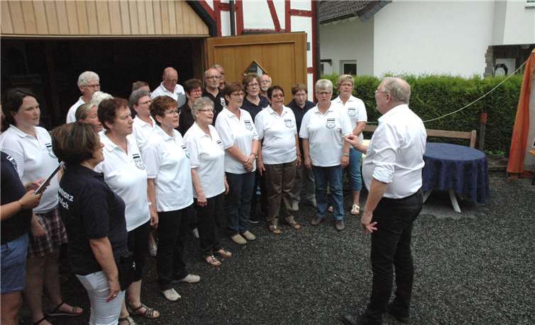 Am Nachmittag bot der Gemische Chor Ahbrück, unterDirigent Raimund Jacobs, noch eine gesangliche Kostprobe dar.