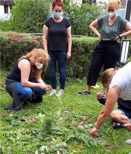 Am Nachmittag ein großes Mandala auf der Wiese gestaltet.