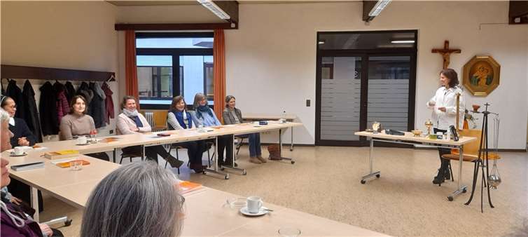 Am Nachmittag gab die Goldschmiedin Jennifer Müller fachkundige Tipps zur Pflege liturgischer Geräte.  Foto: Barbara Kullmann
