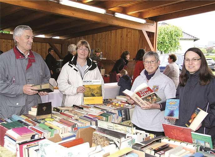Am Nachmittag konnte man Bücher erwerben beim Stand des Fördervereins der Burg Olbrück.