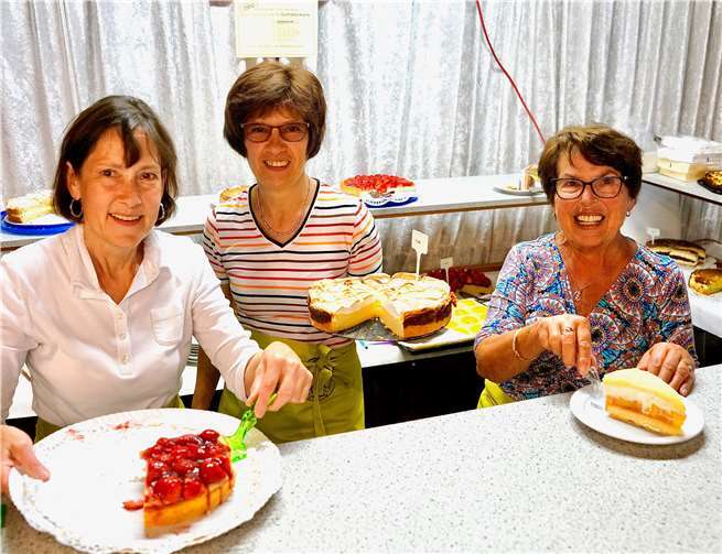 Am Nachmittag konnten die Besuchersich am großen Kuchenbüfett erfreuen.