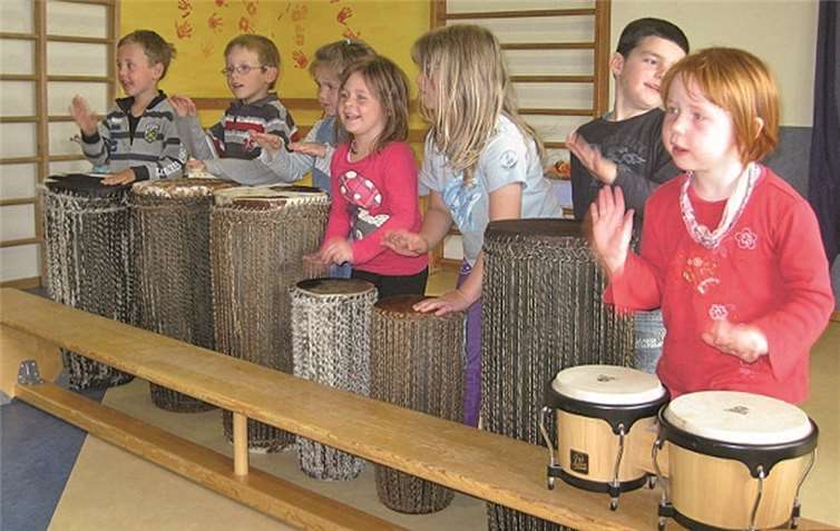 Am Nachmittag konnten die Kinder mit Trommeln und einigen afrikanischen Liedern ihre Gäste begrüßen.