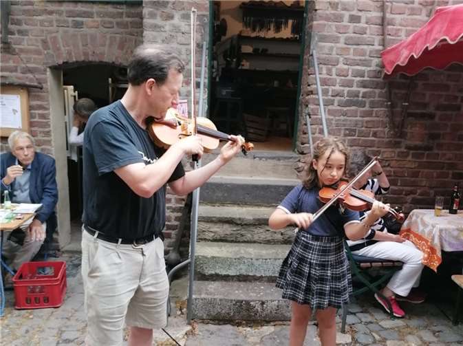 Am Nachmittag lauschten die Gäste dem Geigenkonzert von Max Pätzold und seiner Tochter Vera.  Foto: Rathausverein