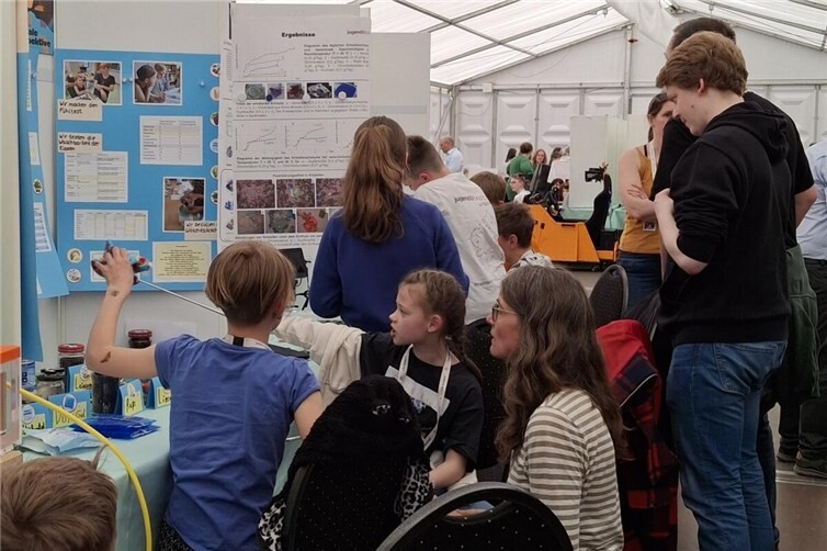 Am Nachmittag präsentieren Romi und Emma ihr Projekt der Öffentlichkeit