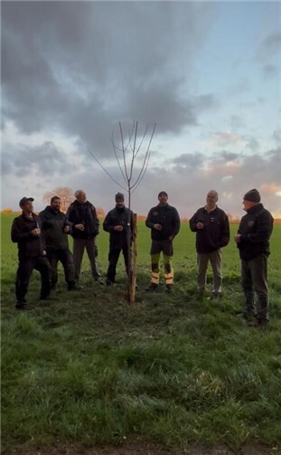 Am Nachmittag trafen sich mehrere Vereinsmitglieder oberhalb des Dorfes auf dem Grundstück der Familie Mohr, um gemeinsam einen jungen Baum zu pflanzen. Foto: privat