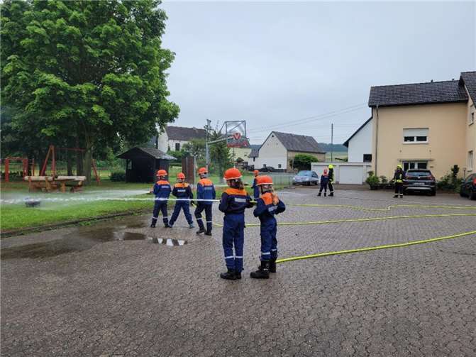Am Nachmittag zeigte die gemeinsame Jugendfeuerwehr der Freiwilligen Feuerwehr Kobern-Gondorf bei einer Schauübung ihr Können.