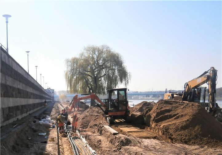 Am Neuwieder Deichvorgelände werden Leitungen verlegt. Fotos: Stadt Neuwied