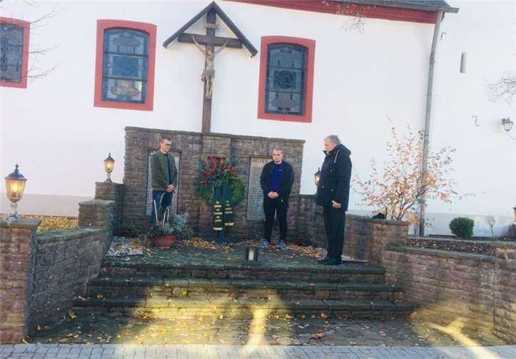 Am Niederdreeser Ehrenmal wurde ein Kranz niedergelegt.privat