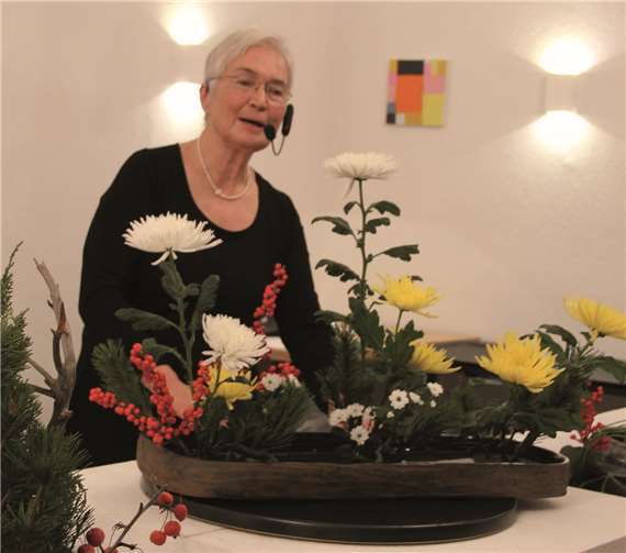Am Nikolausabend: Ikebana für den OGV. Foto: Profitlich