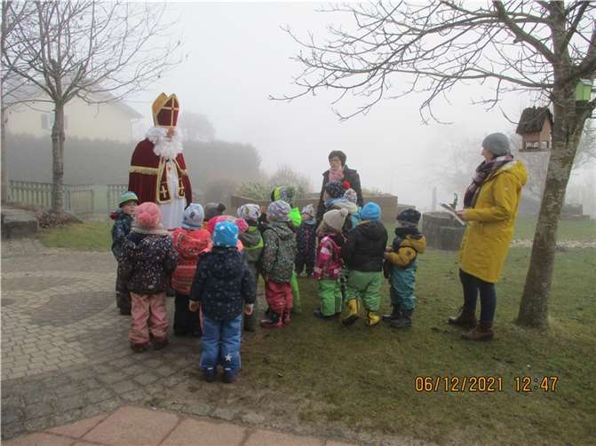 Am Nikolaustag besuchte der gute, alte Nikolaus (Mike Henneberger) die Einrichtung und beschenkte die Kinder mit selbstgehäkelten Kuscheltieren.Foto: privat