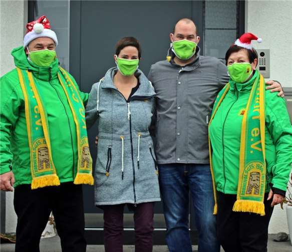 Am Nikolaustag haben sich Präsidentin Elisabeth Hüllen und Geschäftsführer Robert Landen mit Bollerwagen und einer Ladung Masken bereits am Morgen auf den Weg gemacht.Foto: privat