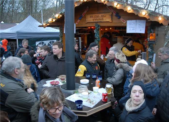 Am Ofen vor der Hütte des Ski-Club„Adler“ Puderbach konnte man sich aufwärmen.