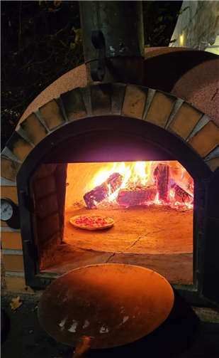 Festliche Stimmung und strahlende Kinderaugen Am Ofen wurde frischer Flammkuchen gebacken.
