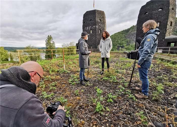 Am Originalschauplatz wurde für die zwölfteilige Dokumentationsserie mit Koen Mortier und Jennifer Teege (Mitte) gedreht. Foto: privat