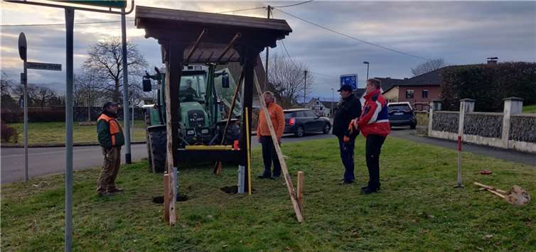 Am Ortseingang von Erl und Ohlenberg stehen jetzt wieder schmucke Hinweisschilder, die die ehrenamtlichen Helfer vom Heimat- und Verschönerungsverein Ohlenberg aufgestellt haben. Foto: HVO