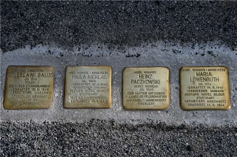 Am Ortsrand von Bronn wurden die Stolpersteine, kleine bronzene Erinnerungstafeln, für Boleslaw Galus, Paula Nicklas, Heinz Paczkowski und Maria Löwenguth in den Boden eingelassen. Foto: Michael Weber-Schwarz